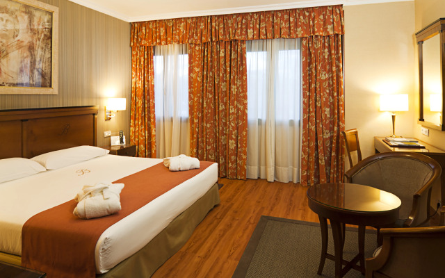 Becquer Hotel, Historic City Center