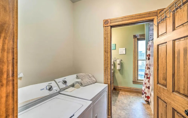 < 1 Mi to Downtown: Historic Dubuque Gem!