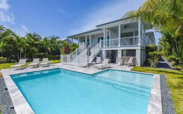 Springtide House by Brightwild Waterfront Pool