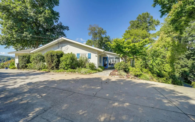 Serene Lake Junaluska Gem: Deck & Mountain Views