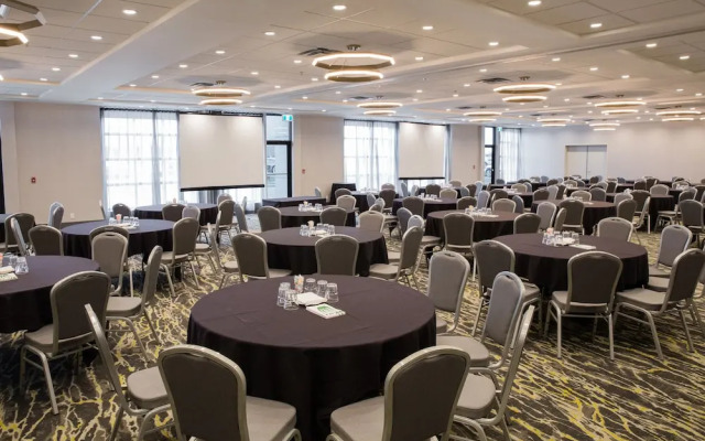 Holiday Inn Hotel & Suites Calgary South Conference Ctr