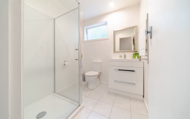 Fantail 2 Bedroom Unit walk to Beach & Park