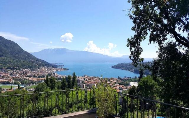 Upscale Villa in Salò Lombardy with Swimming Pool