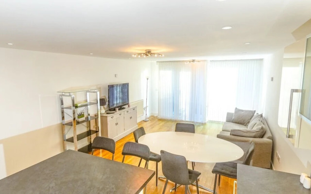 Modern Spacious 2-bed Apartment in London