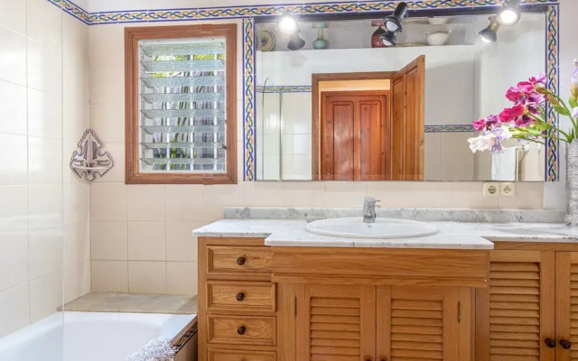 Traditional Charm With Private Pool