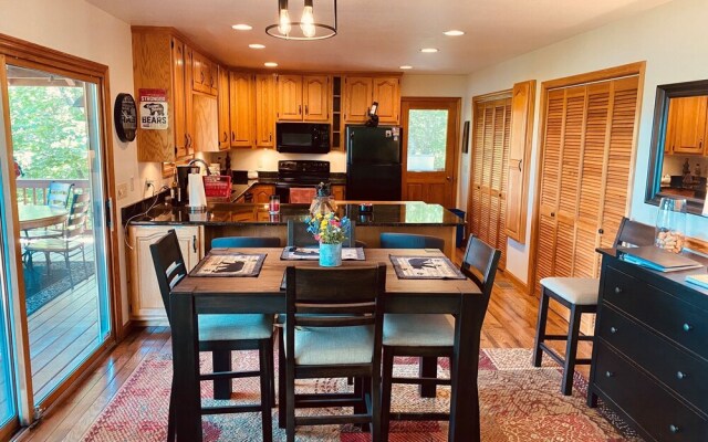 Bear's Mountaintop Views 3 Bedroom Chalet by RedAwning
