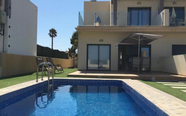 Adosado en 1ª linea del mar