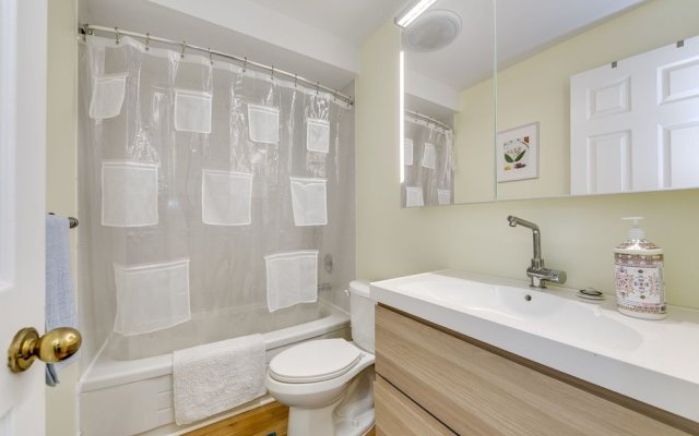 Newly Decorated 2BR Yorkville Home