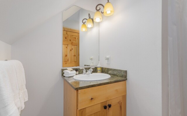 Cascades Adventure Cabin 2 Bedroom Home by NW Comfy Cabins by RedAwning