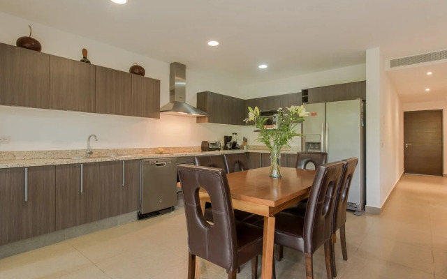 LUXURY! 4 POOLS - 2-bdr condo - GYM (V233)