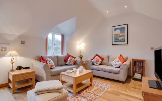 Contemporary Holiday Home in Little Petherick With Terrace