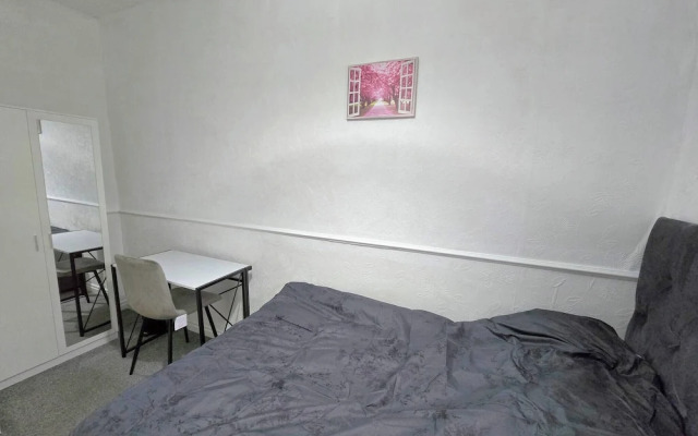 3 Bed Home Free Wifi & Netflix Central Location