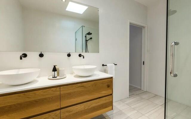Designer 4 Bedroom Converted Loft Minutes to Skycity