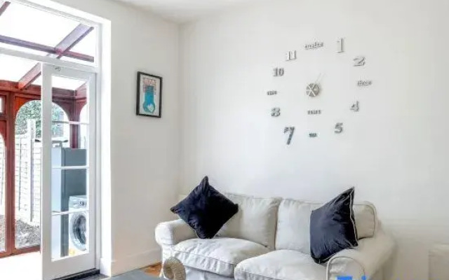 Greener Stays - A Beautiful 3-double bedroom House