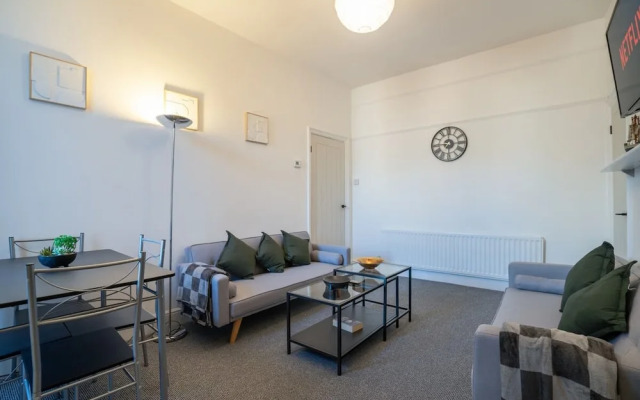 Cozy 3 Bed Apartment - Parking