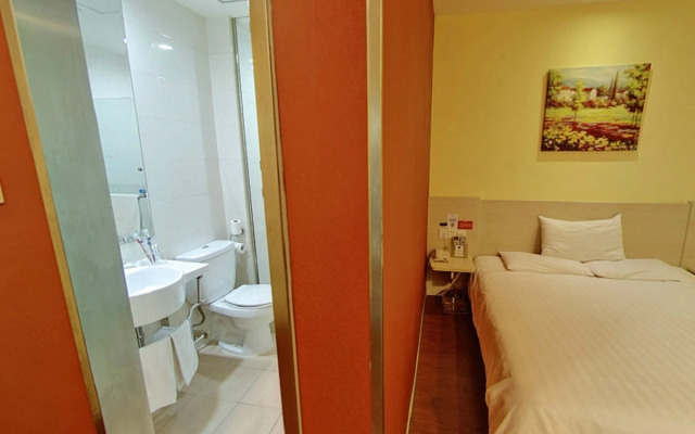 World Smart Hotel (Shanghai University of Finance and Economics Dabaishu Subway Station)