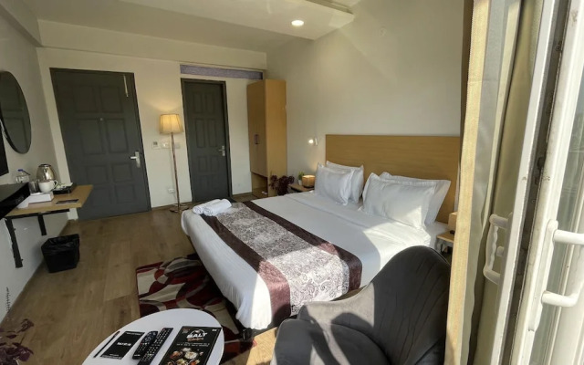 Saltstayz Express - Medicity (Near Medanta Hospital)