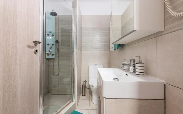 Stylish Luxury Apartment near Acropolis at Neos Kosmos metro station
