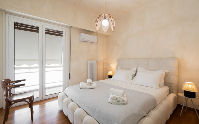 LIV - Artistic Rooftop Apartment in Pagrati