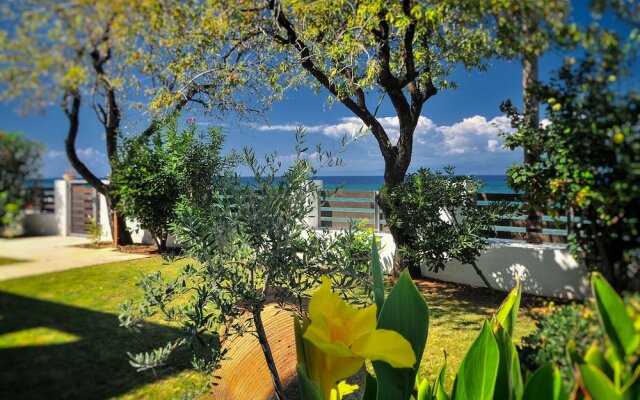 Balconies on Sea - The Garden Apartment