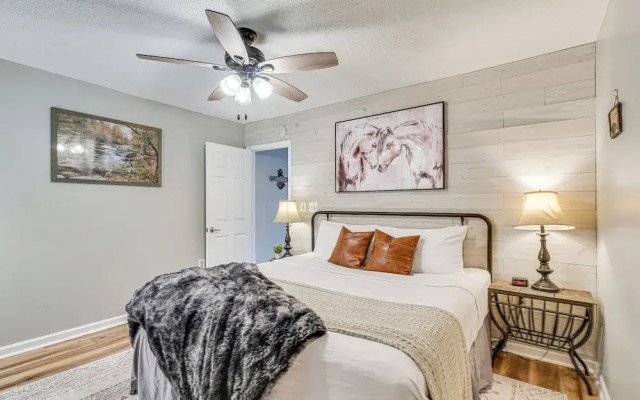 Downtown Gatlinburg Condo w/ Mountain-view Balcony