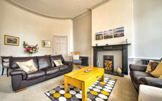 Spacious and Stylish 4-bed Georgian Apartment