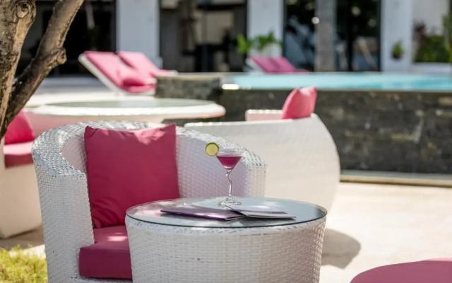 The Dinky Rock, Lounge Beach Club & Spa Hotel