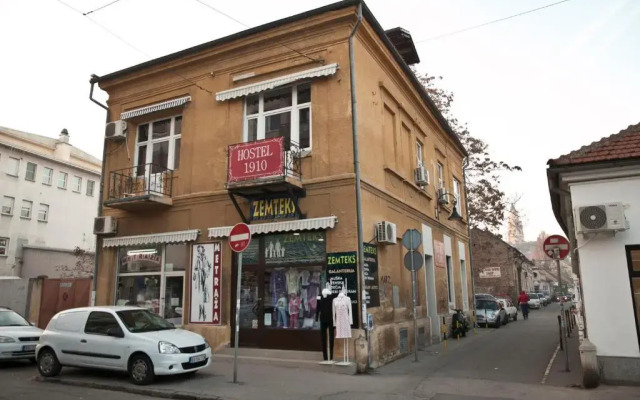 Hostel 1910