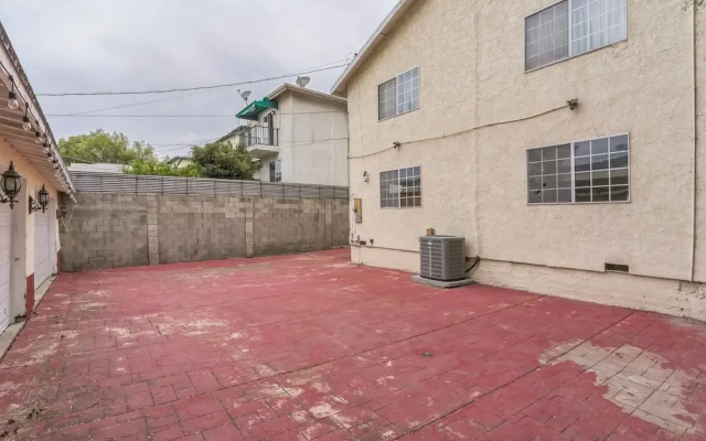 Russell House Near Hollywood & Griffith Park 3 Bedroom Home