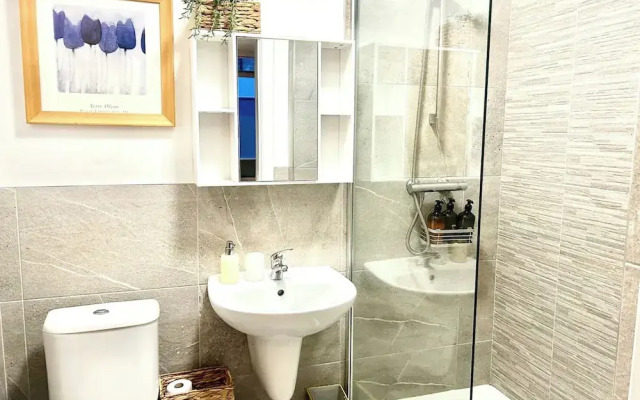 Modern Central Edwardian Apartment 4pp Private Ent