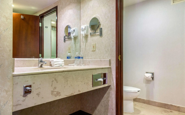 Quality Inn Monterrey La Fe