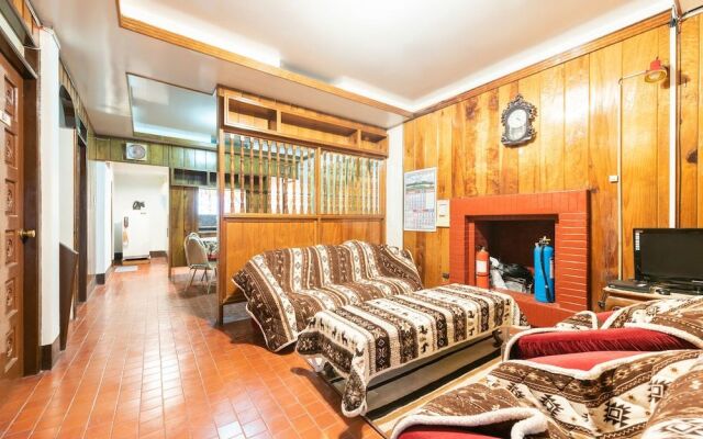 OYO 122 The Peak Pines Pension