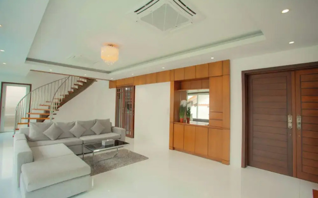 Nee Pool Villa