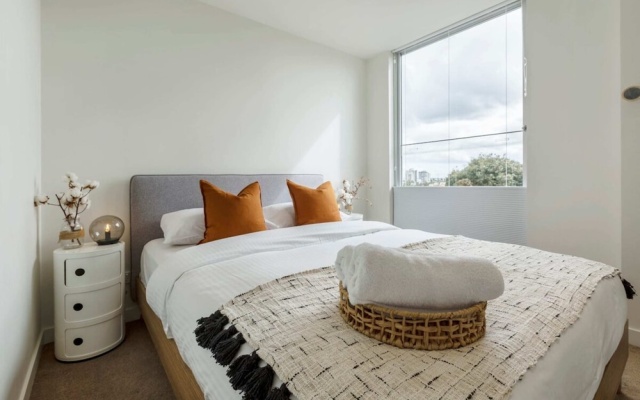 Stunning View 2-bed in Port Melbourne w/ Parking