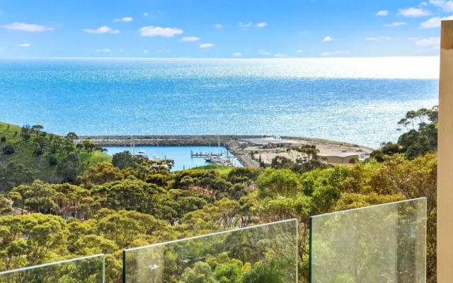 Marina Views - 64 Seaview Avenue