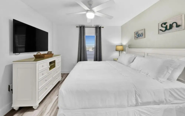 Pelican Beach 307
