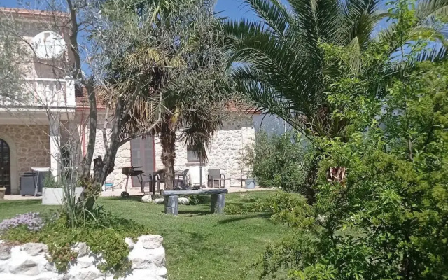 1-bed Apartment Sleeps 2 - Free Parking and Garden
