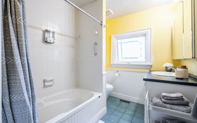 Cozy Houses in Downtown Toronto by GLOBALSTAY