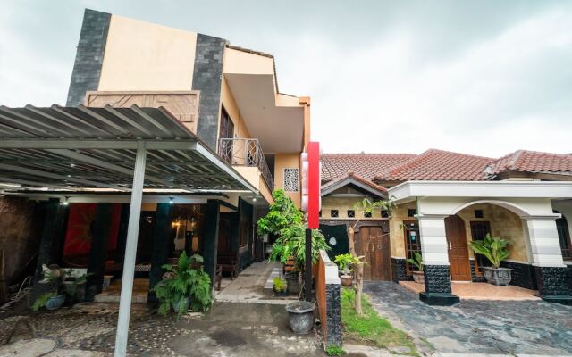 Art Guest House Syariah by OYO Rooms