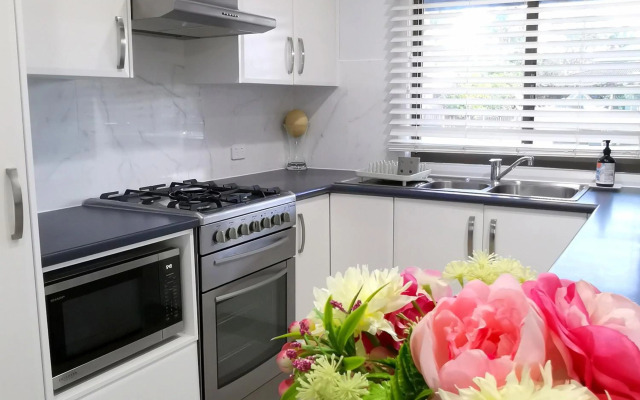 Getaway Lakefront Environmental House on Lake Macquarie with Water View