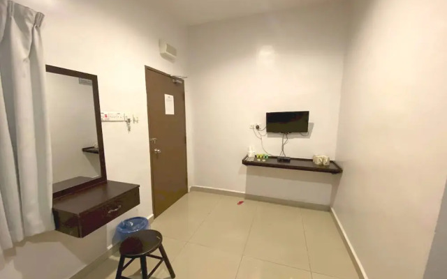 OYO 89715 CK Hotel 2