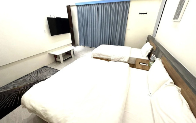 Kuan Pin Ju station elevator Hostel