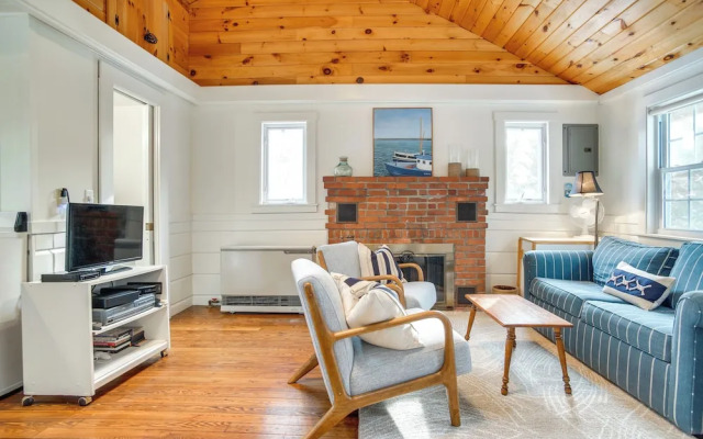 Walk to Beach: South Chatham Home