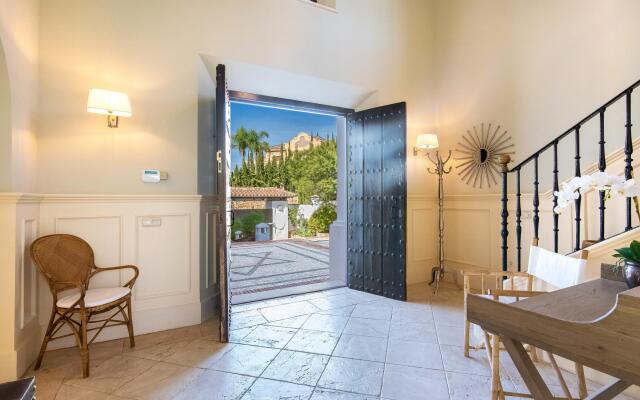 18024 - Superb Villa Near Beach With Heated Pool