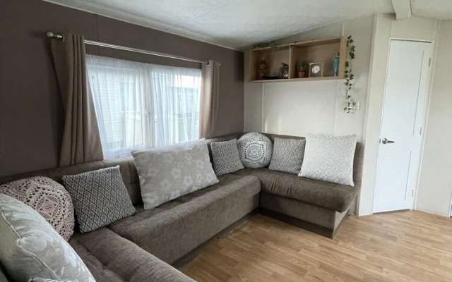 Caravan - Sleeps 10 - Pet Friendly - Parking