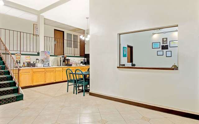 Super 8 by Wyndham Eureka/Six Flags Nearby