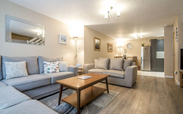 Harry's - 2 Bedroom Holiday Home - Tenby