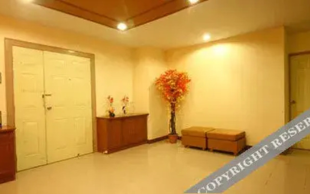 Omni Suites Apartment Hotel.
