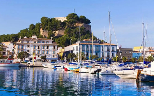 Oliva Nova flat in front of MET