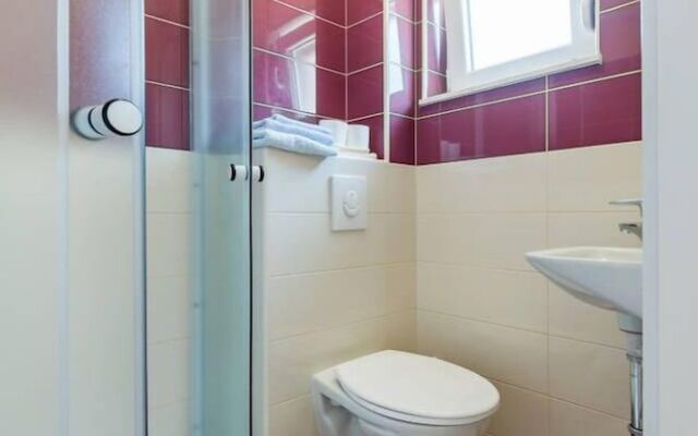 Three-Bedroom Apartment in Kastel Gomilica